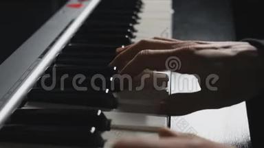 <strong>钢琴</strong>家的手指按在合成器键上。 <strong>钢琴独奏</strong>音乐的人之手。 慢速视野关闭